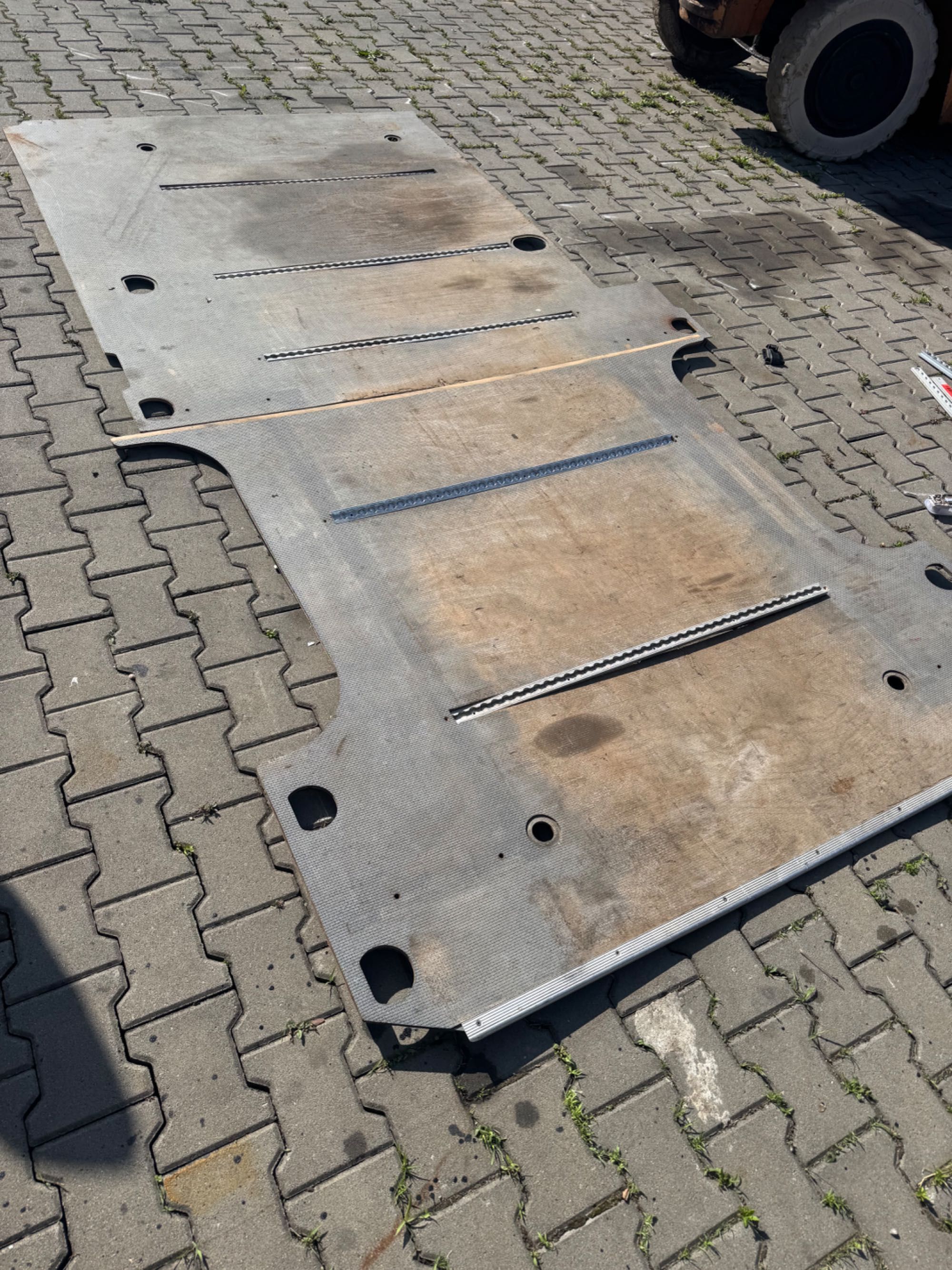 Mercedes sprinter 906  Crafter podłoga średni Boczki