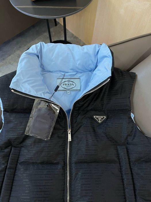 Жилетка prada безрукавка