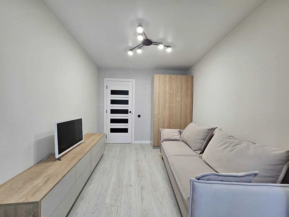 Двокімнатна з кухнею-студією біля стометрівки