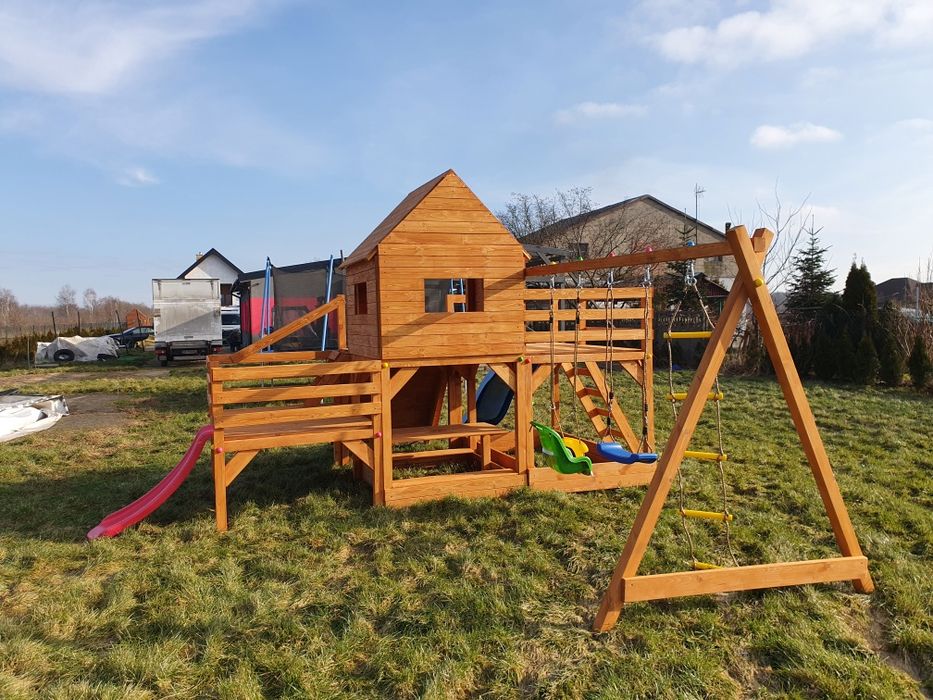 Plac zabaw hustawka domek piaskownica stolik