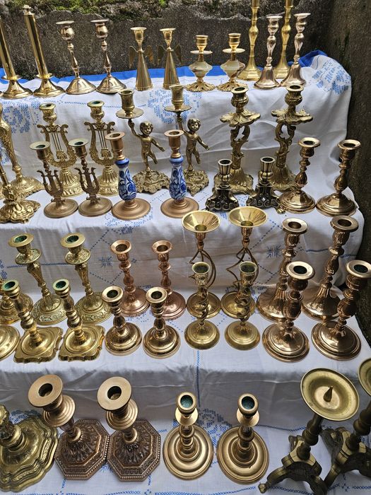 Бронзові підсвічники.