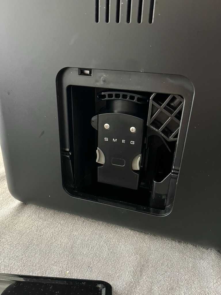 Maquina de café automática SMEG preta