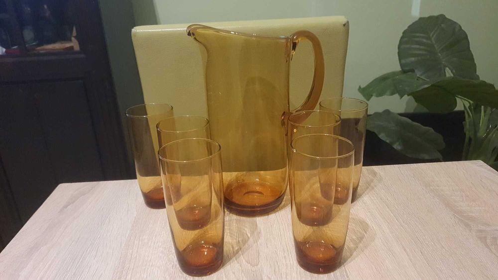 Szklany dzbanek + szklanki w kolorze bursztynowo/czarnym z okresu prl.