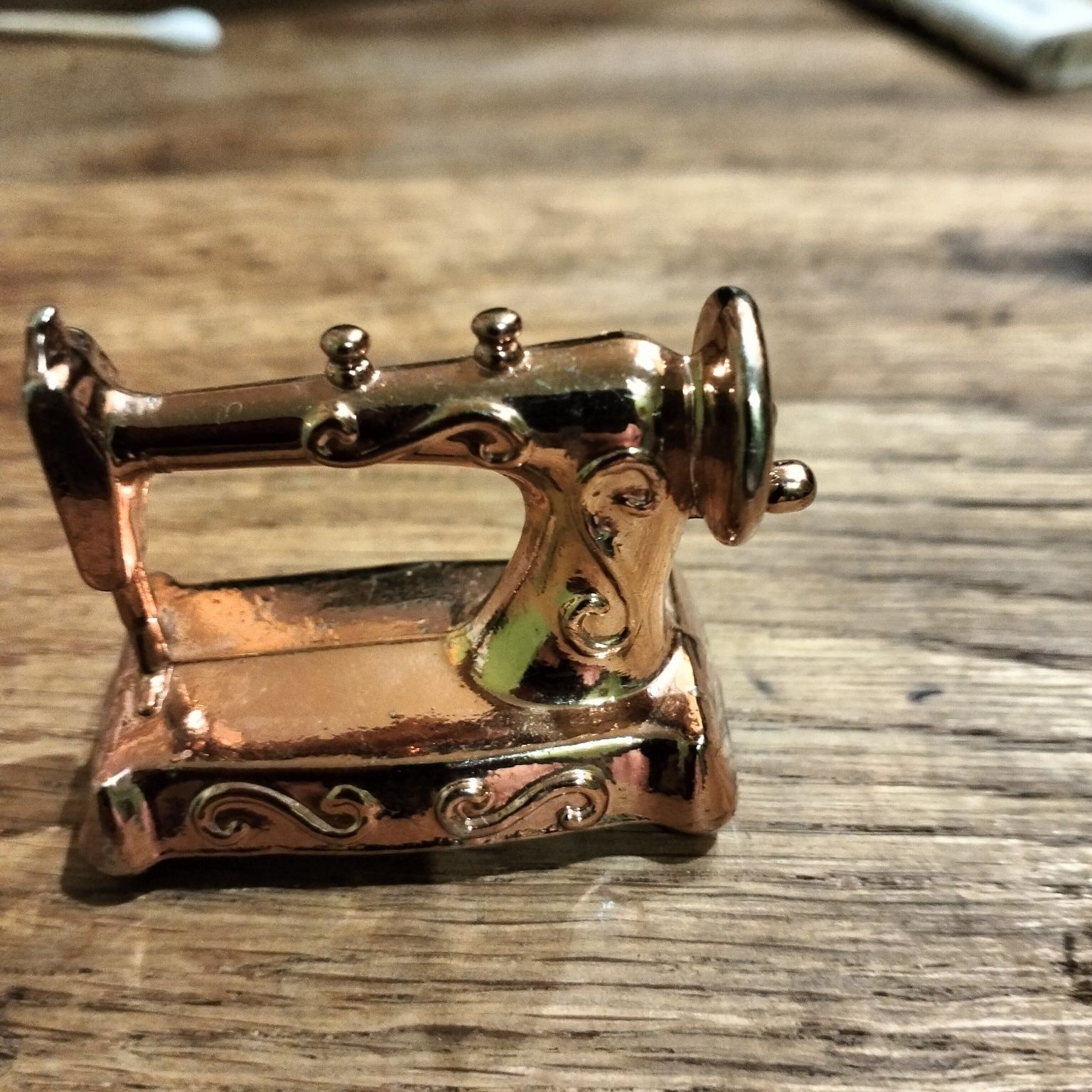 Figurka miniaturowej maszyny do szycia Miedziana 4 x 4,5 cm nowa