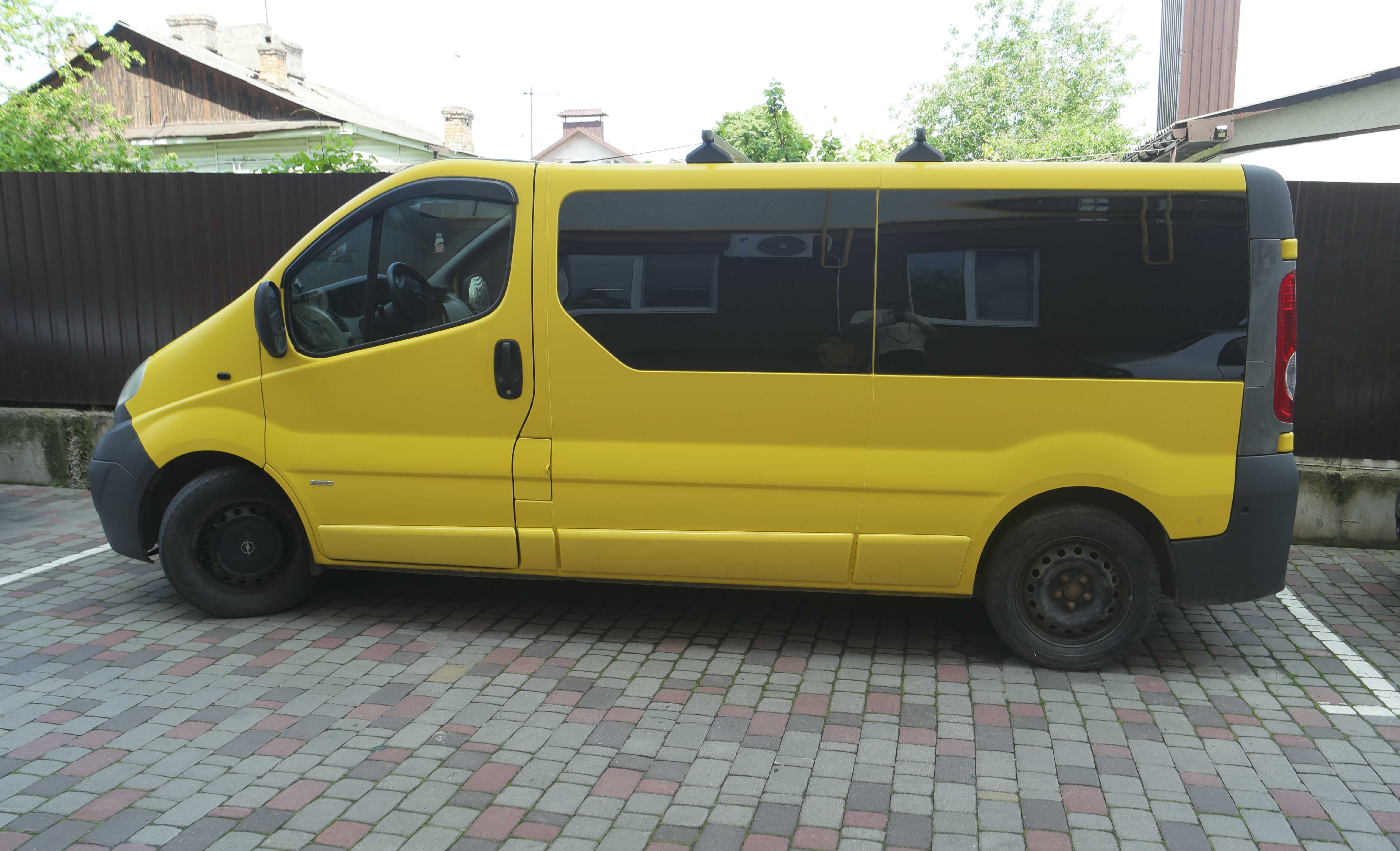 Мінівен Opel Vivaro 2.0 пасажирський 8+1  2007р.