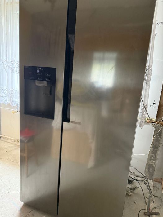 Lodowka LG SIDE BY SIDE z podajnikiem i kostkarką