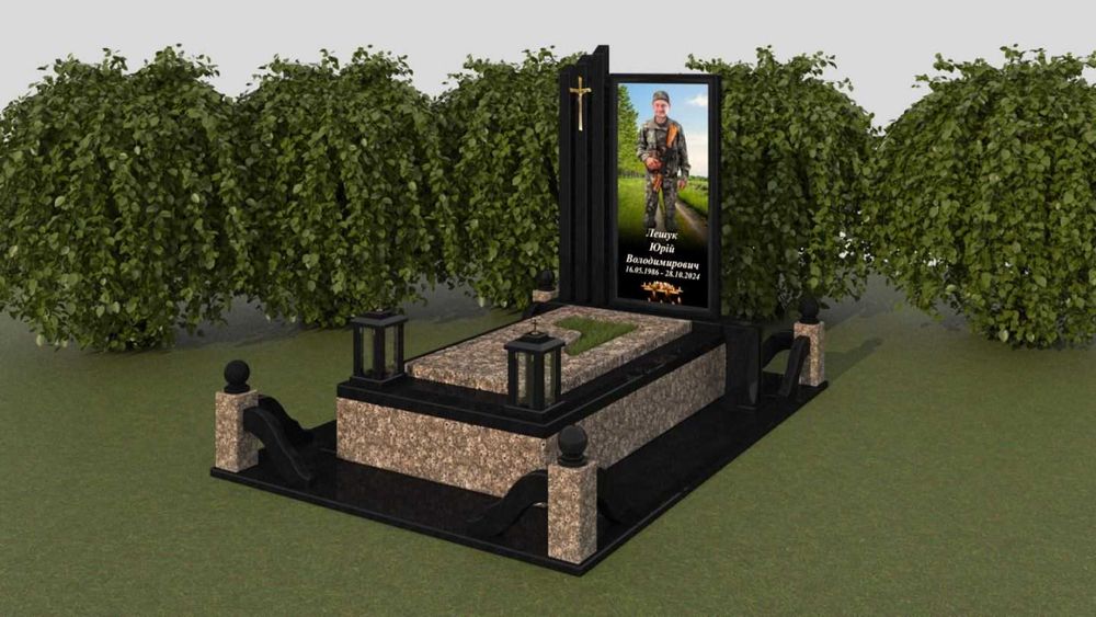 Пам'ятник з граніту на полеглого Героя України