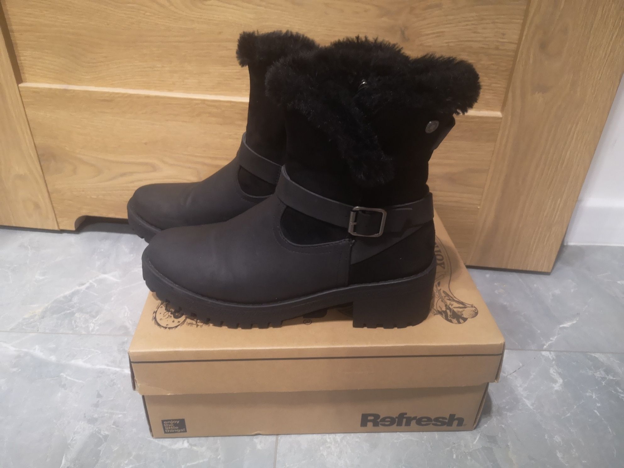 Skórzane buty zimowe wyższa cholewka z futerkiem Refresh r. 39