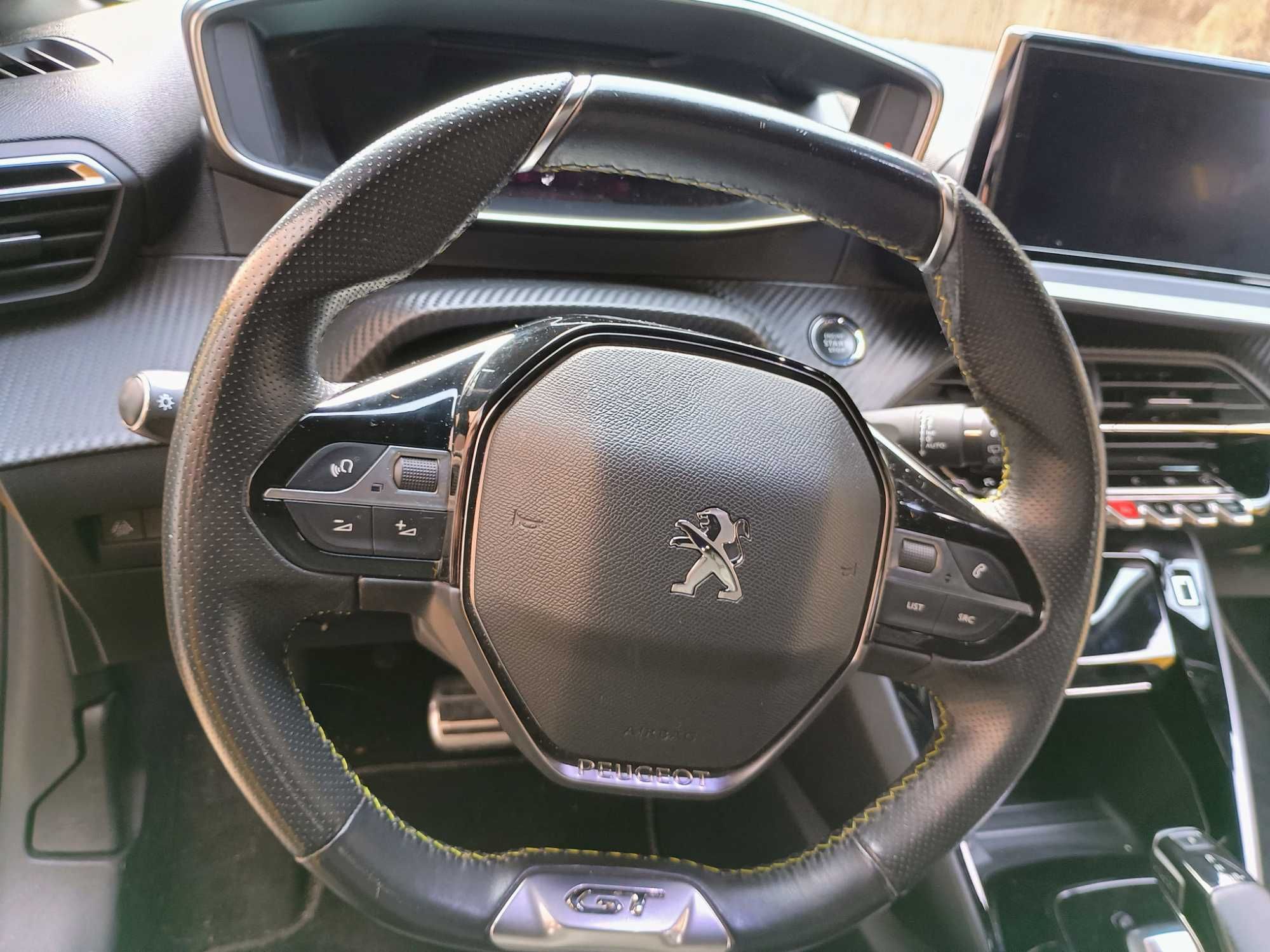 Peugeot e-208 em óptimo estado