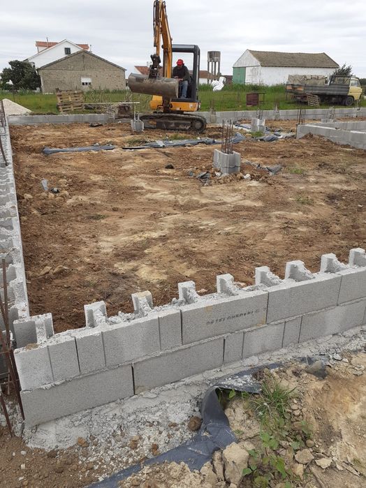 Mini giratória e carrinhas basculantes com manobrador