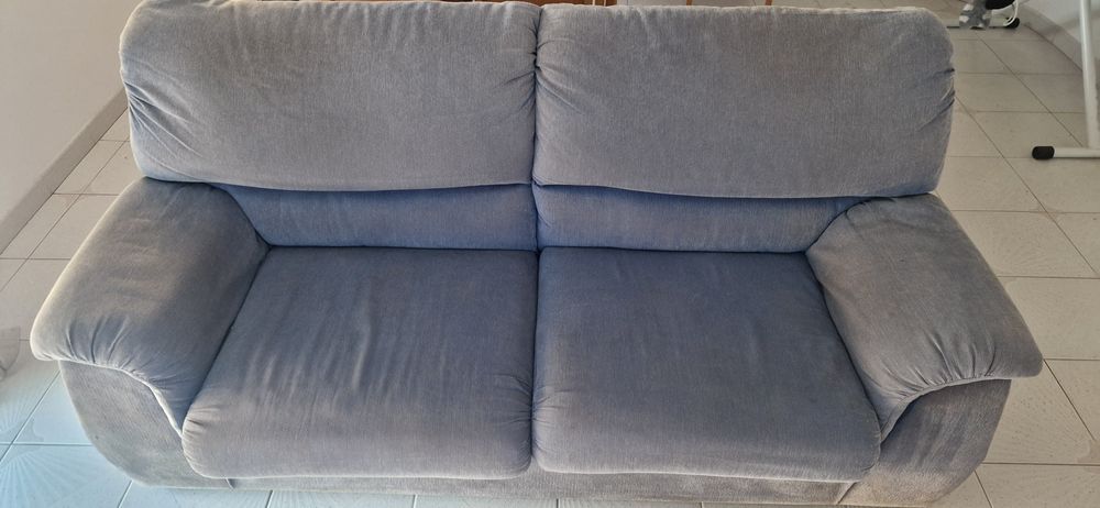 Sofá de três lugares