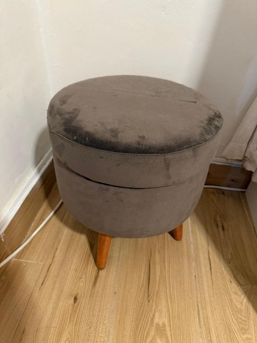 Espelho e puff com arrumação