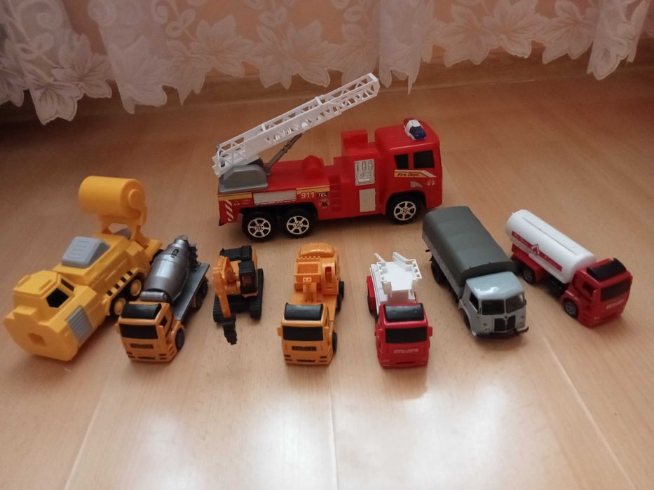 Zabawki traktor do przewozu  koni i  auta różne