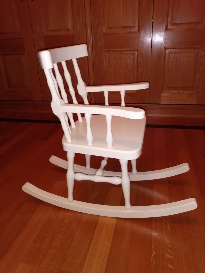 Cadeira de baloiço em madeira de criança