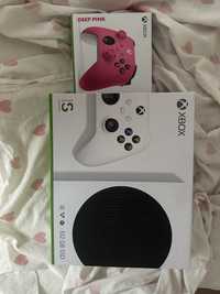 Xbox Series S z dwoma padami