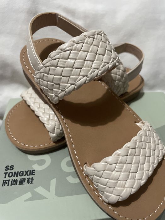 Sandalia nova tamanho 30