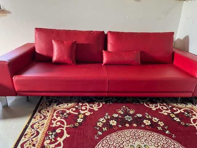 Sofa czerwona rozkładana ekoskóra + pufa