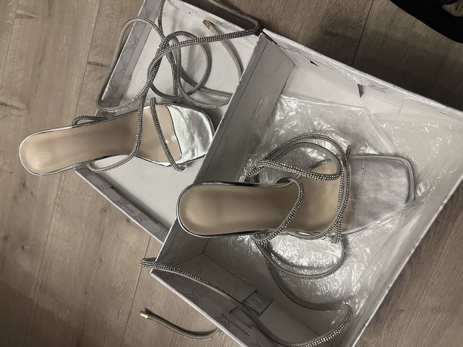 Босоножки на завязках. Обуты один раз