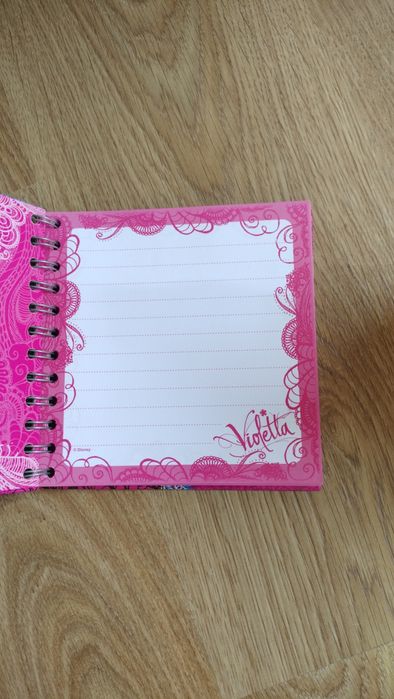 conjunto de bloco de notas+porta canetas da violetta