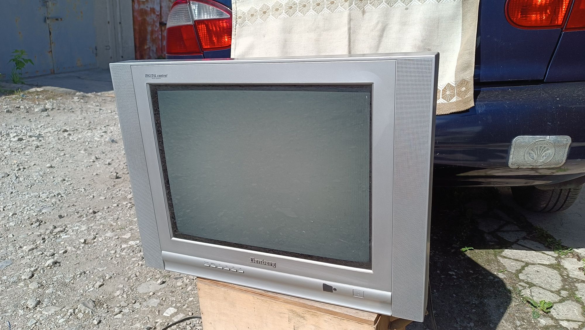 Продам телевизор Elenberg