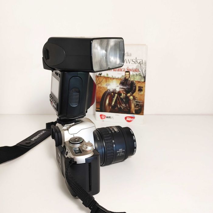 Uniwersalna lustrzanka analogowa PENTAX MZ 5 z lampą  NIKON SB 24