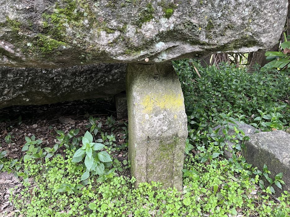 Mesa e banco de pedra antiga