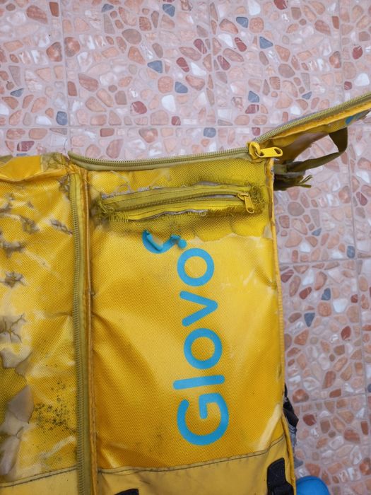 Mochila  da glovo  com marcas de uso .