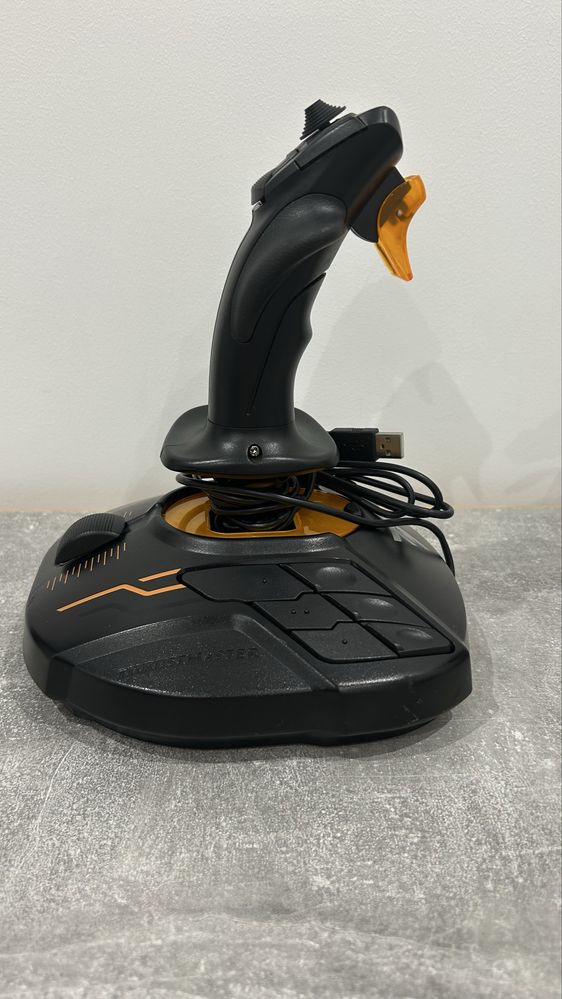 Thrustmaster T.16000M – joystick w bardzo dobrym stanie