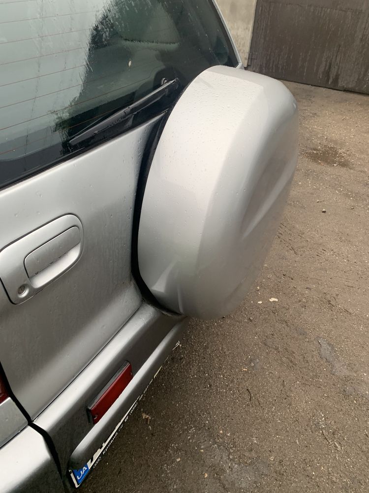 Серебристый кожух/чехол/запаска/колпак toyota rav4 (2000-2005г).
