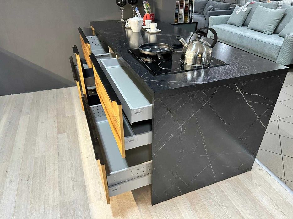 Kuchnia z ekspozycji biały mat/ fornir dąb