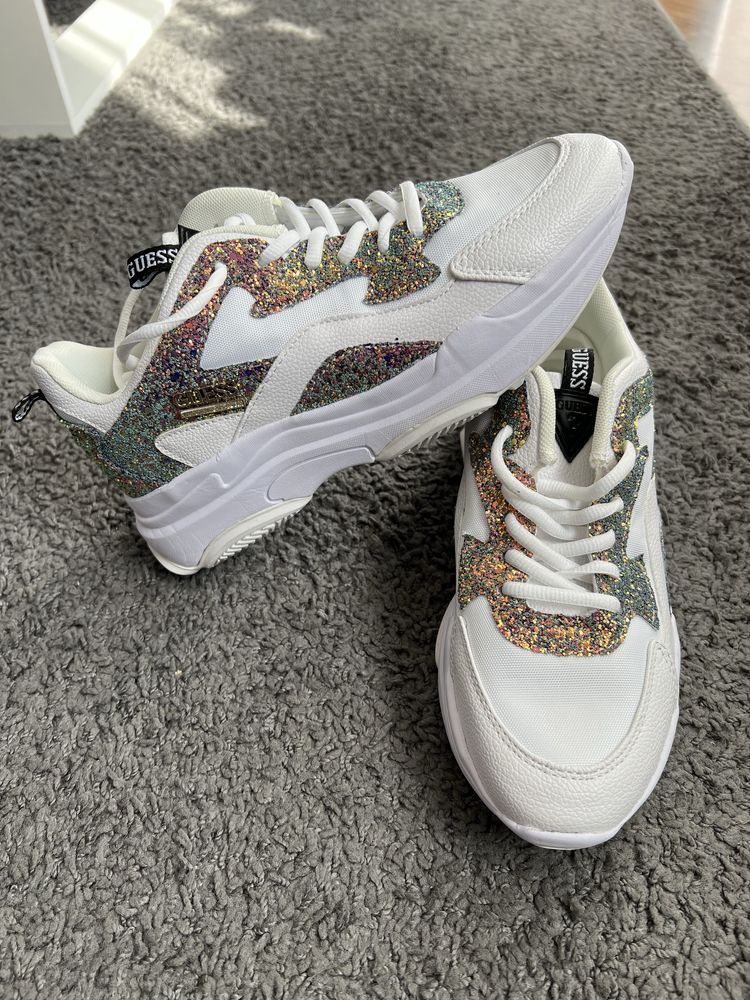 Białe sneakersy z brokatem Guess 40