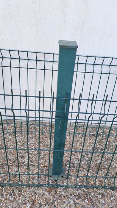 Painel metálico verde + 2 postes quadrados