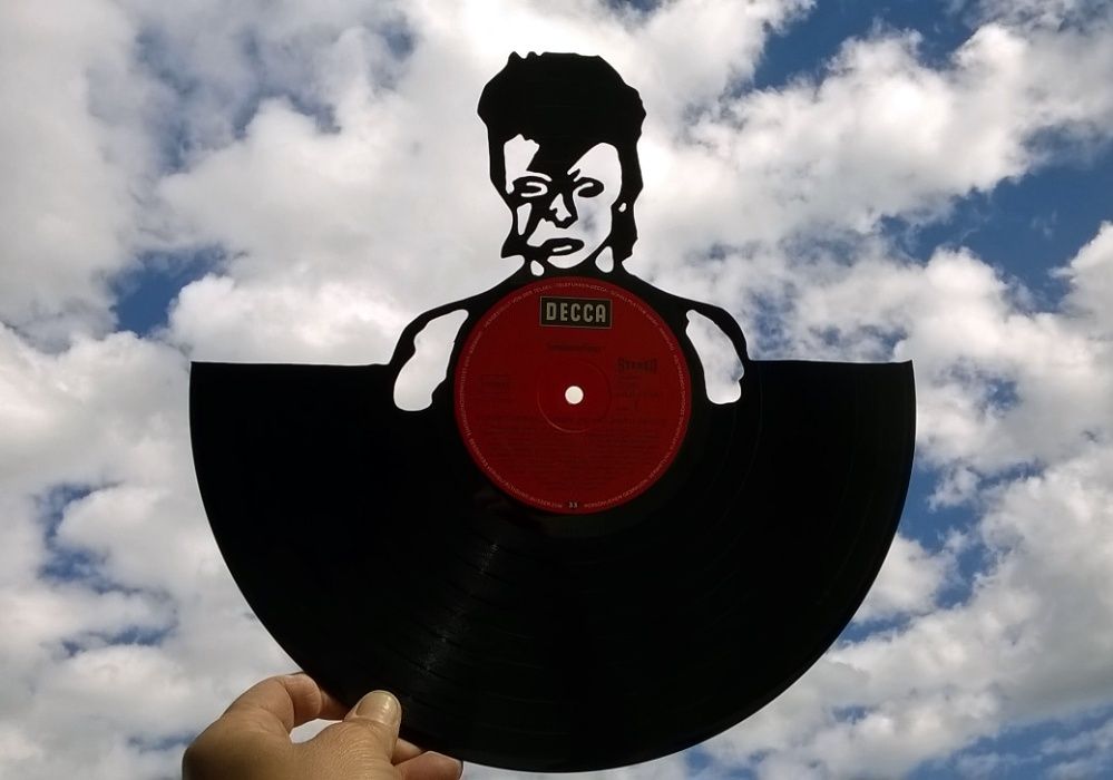 Silhueta decorativa David Bowie feita de um disco de vinil LP