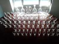 Conjunto único de copos de cristal e garrafas