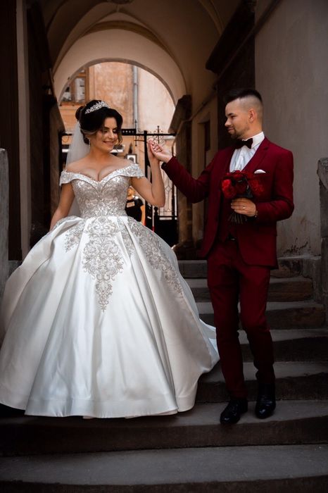 Весільна королівська сукня