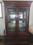 Móvel vitrine em madeira de vinhático