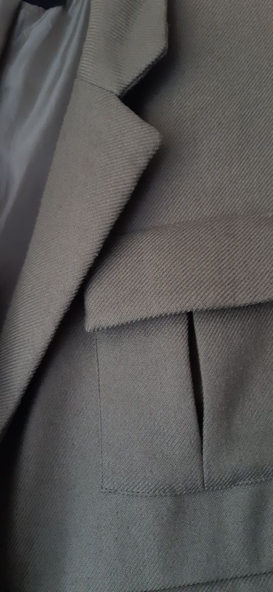 Płaszcz Reserved M o prostym fasonie z dużymi kieszeniami z klapką