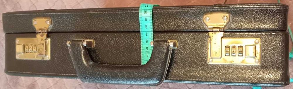 Валіза типу дипломат. Натуральна шкіра. Колір чорний.