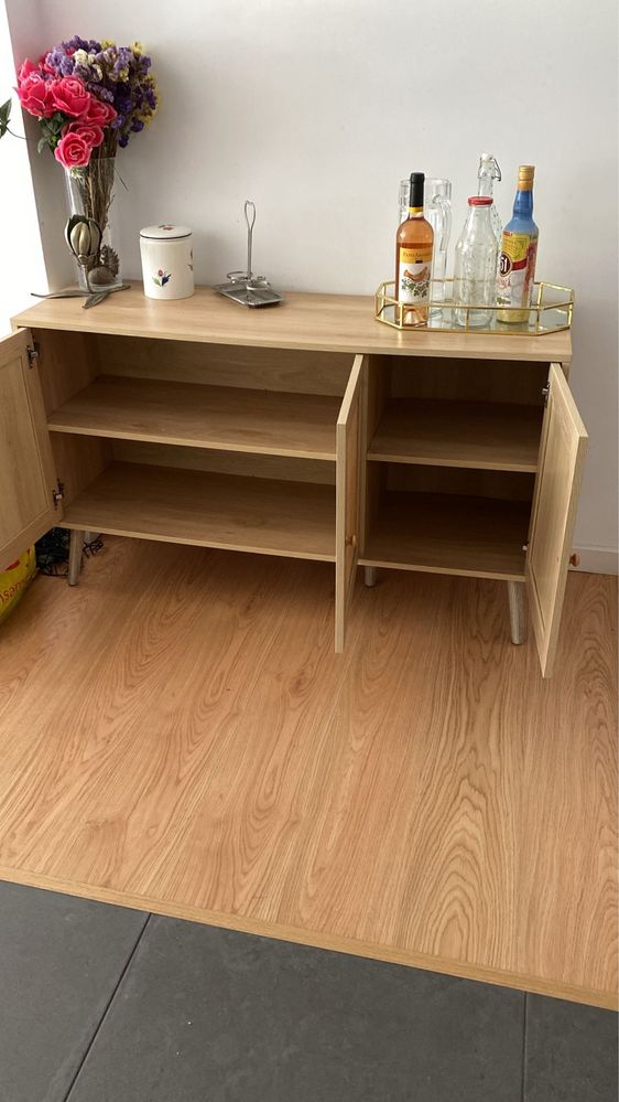 Aparador estilo boho escandinavo com portas de palhinha – como novo!