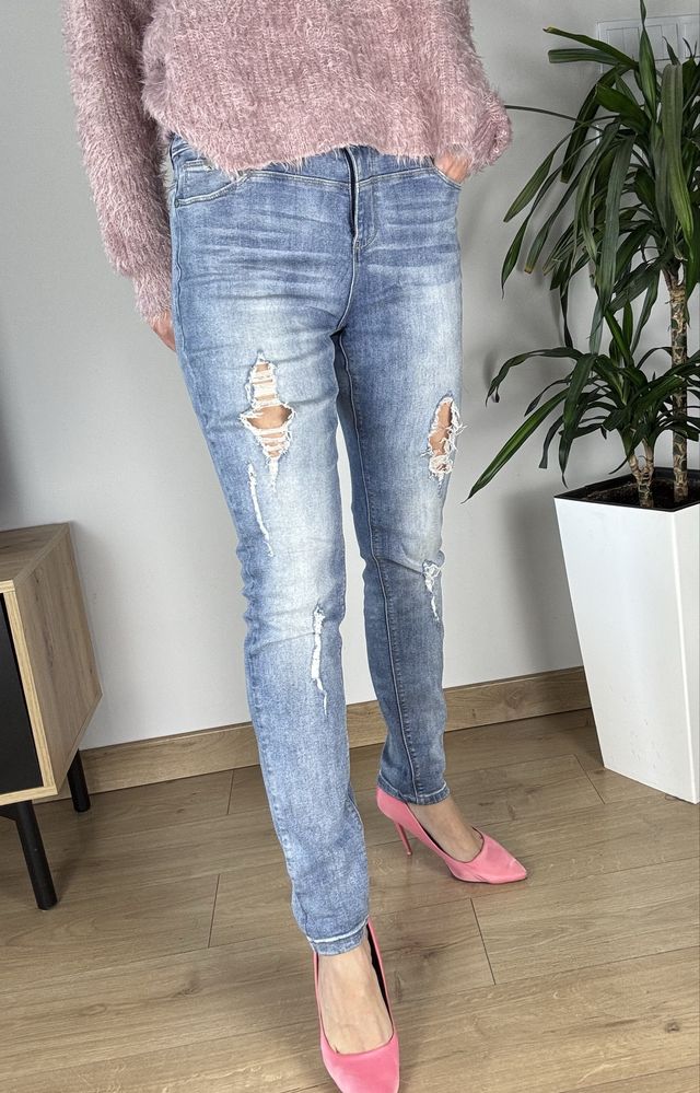 Reserved high-waisted niebieskie dżinsy z dziurami na wiosnę lato boho