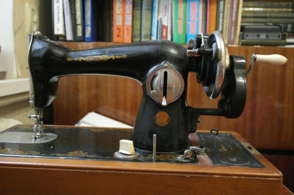 Швейная машинка машина советских времен СССР