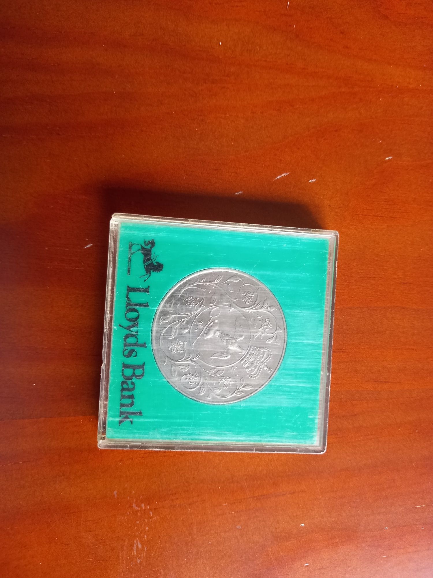 Vendo moeda comemorativa da rainha Isabel II de Inglaterra em 1977