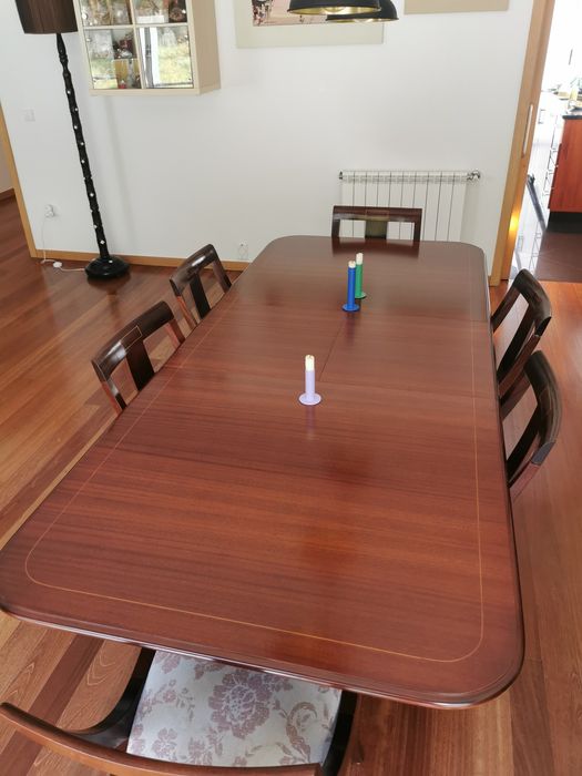 Vendo mesa de jantar extensível e 8 cadeiras