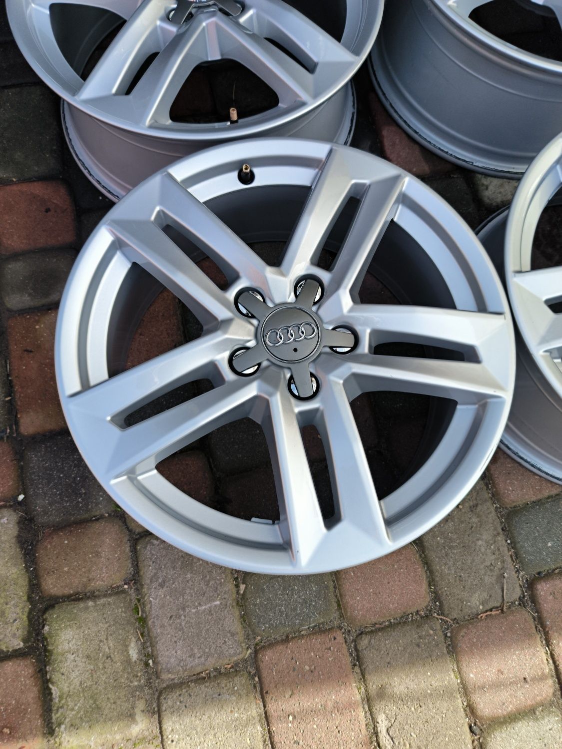 Felgi aluminiowe 17 AUDI A4 A6 A8 Q3 Q5  5x112