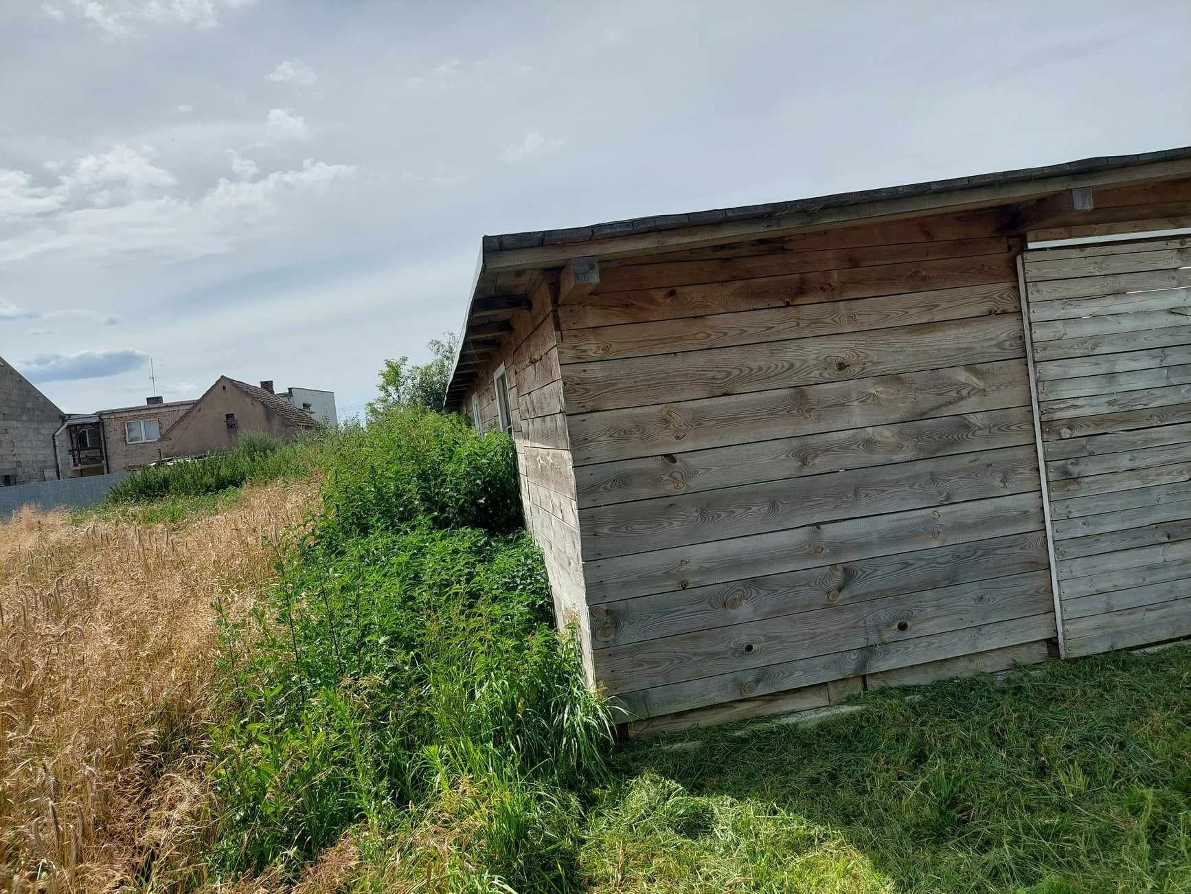 Drewniana stajnia z betonowym fundamentem