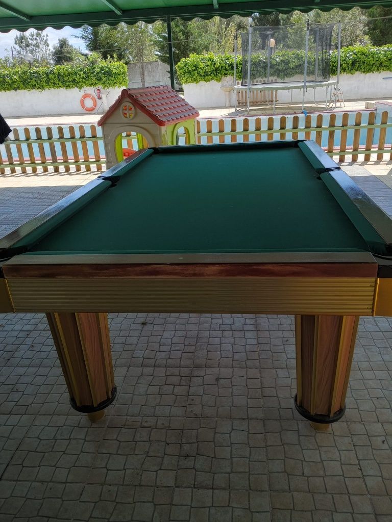 Mesa de snooker bem estimada