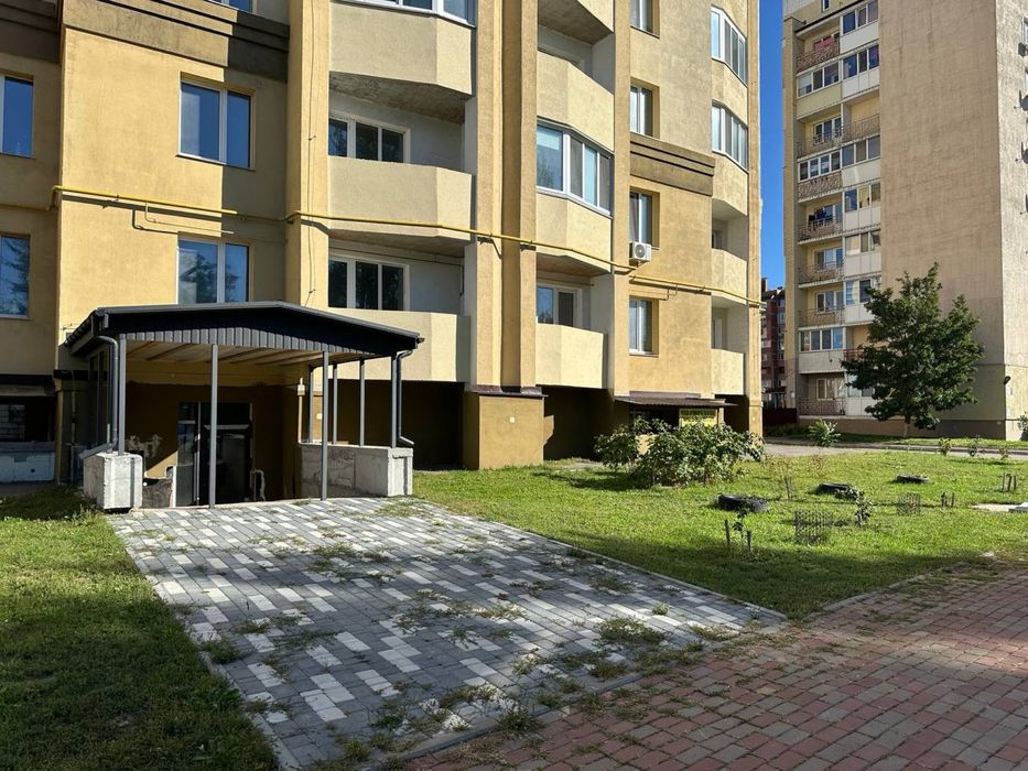 Здається в оренду цьокольне приміщення, окремий вхід з фасаду