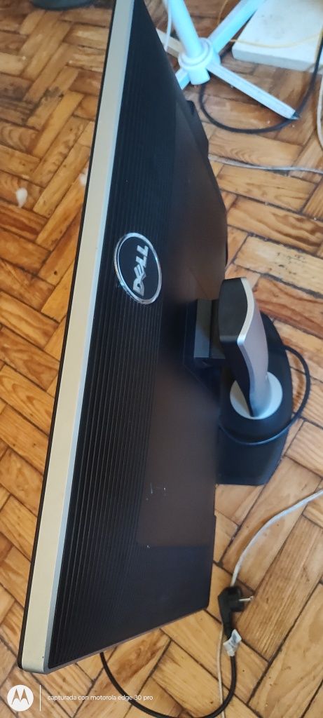 Monitor d pc marca Dell está otimo em tudo 28p ecram muito grande