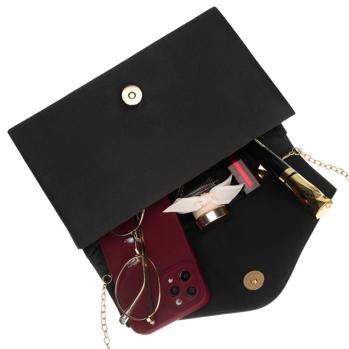 czarna kopertówka damska z tkaniny syntetycznej zamykana klipsem