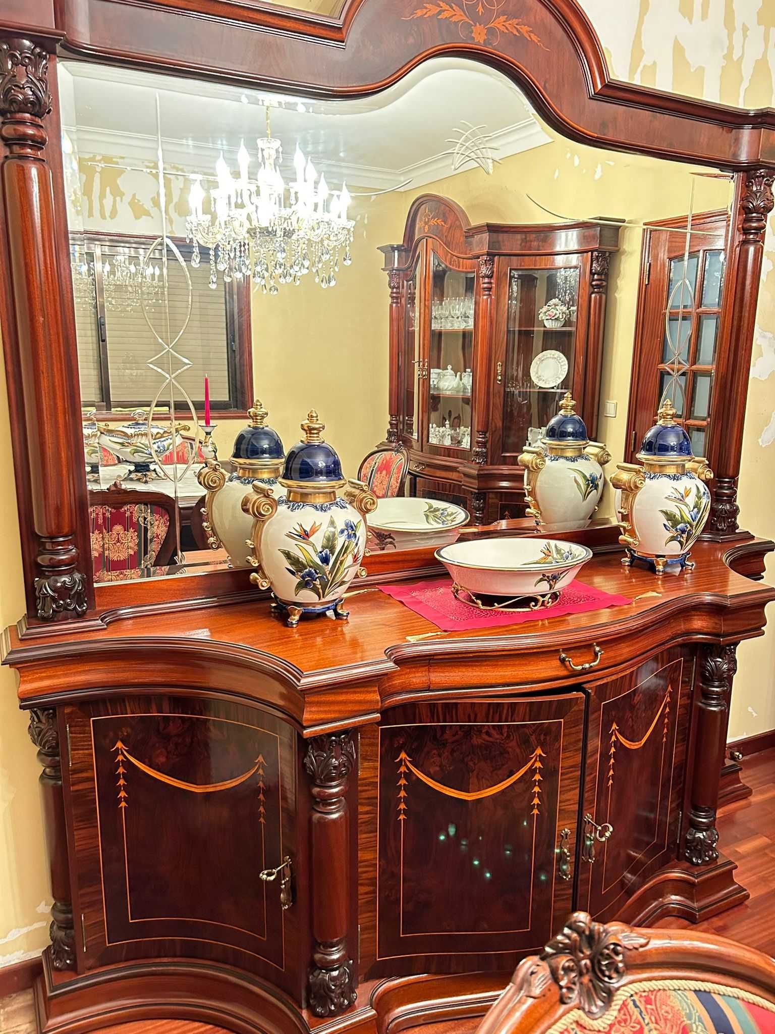 Conjunto de Sala de Jantar Clássico em Madeira Maciça – Alta Qualidade